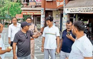 कुलपति के खिलाफ छात्रों ने लगाए 600 पोस्टर