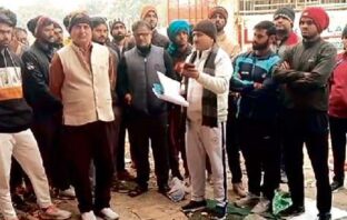 शताब्दीनगर निवासियों ने गंदगी के चलते नहीं उठने दिया शिवमहापुराण कथा के पंडाल का सामान, हंगामा कर किया प्रदर्शन, कथा स्थल को गंदगी का नरक बनाकर छोड़ गये
