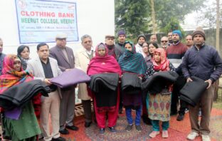 मेरठ कॉलेज में जरूरतमंद लोगों को गर्म वस्त्रों का निशुल्क वितरण