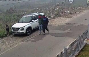 बेटी को बंधक बनाकर शिक्षक दंपति के घर 40 लाख की लूट, नकाबपोश बदमाश सीसीटीवी में कैद