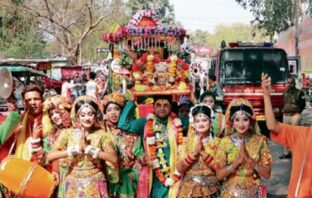 काली पलटन मंदिर से निकली भगवान राधा कृष्ण की शोभा यात्रा, भक्तों ने खेली फूलों की होली, डा0 रामकुमार गुप्ता ने किया उद्घाटन, डा0 एमके बंसल, अन्नपूर्णा आदि पर हुआ स्वागत