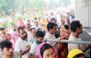 सावन के आखिरी सोमवार पर चारों तरफ लगे थे भंडारे, आलू खीर पूरी हलुवे का हो रहा था वितरण