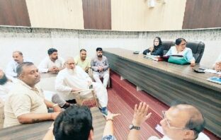 जनता पर थोपे अंधाधुंध टैक्स का सभासदों ने जताया भारी विरोध, गणना करने वाले के खिलाफ कार्रवाई की मांग
