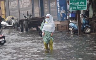 बारिश को लेकर येलो अलर्ट जारी, जल भराव से सड़कों गड्ढे, आज भी स्कूल बंद