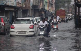 मेरठ में झमाझम बरसात ने गर्मी से दी राहत, कई इलाकों में जलभराव से डूबी सड़कें