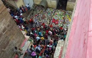 काशी के लोलार्क कुंड पर उमड़ी श्रद्धालुओं की भीड़; संतान प्राप्ति के लिए लोगों ने लगाई आस्था की डुबकी