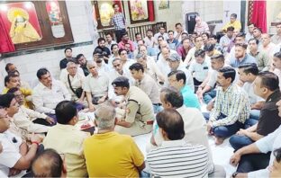धमकी के विरोध में कारोबारियों ने सराफा बाजार में नहीं खोलीं दुकानें, प्रदर्शन किया