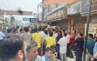 ध्वस्तीकरण के विरोध में सेंट्रल मार्केट बंद, काली पट्टी बांधकर व्यापारियों ने निकाला मार्च
