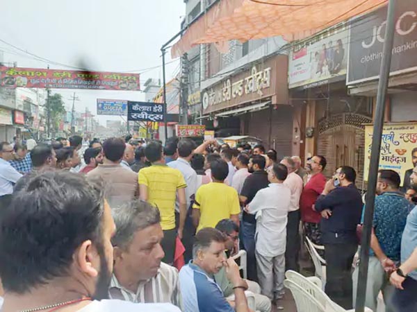 ध्वस्तीकरण के विरोध में सेंट्रल मार्केट बंद, काली पट्टी बांधकर व्यापारियों ने निकाला मार्च