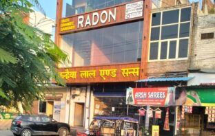 आवास विकास के अफसरों का कारनामाः मुख्यमंत्री जी दे ध्यान! जागृति विहार में हिना ट्रैवलर्स के निकट सरकार की निर्माण नीति के विरूद्ध रिहायशी भूमि पर तिमंजिला निर्माण कर कैसे खुलवा दी दुकान