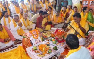 श्री चिन्मयानंद बापू जी महाराज की 25 से 31 अक्टूबर तक होने वाली श्रीमद्भागवत कथा हेतु पूर्व सांसद राजेन्द्र अग्रवाल की मौजूदगी में हुआ भूमि पूजन