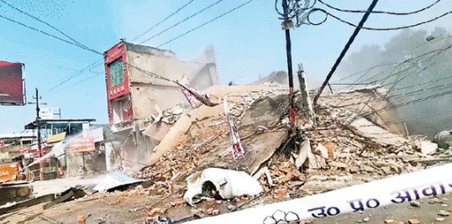सेंट्रल मार्केट: 14 घंटे में पूरा कॉम्प्लेक्स जमींदोज, कार्रवाई से उबाल, अनिश्चितकाल के लिए बाजार बंद