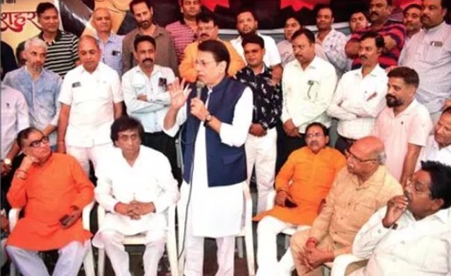 सेंट्रल मार्केट की दुकानें अब नहीं टूटेंगी, 5 पाइंट पर बनी सहमति; अरुण गोविल ने दुकान का शटर खोलकर खत्म कराया धरना