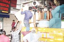 सेन्ट्रल मार्केट में मुनादी के बाद रात भर सामान समेटते रहे रहे व्यापारी, कड़ी सुरक्षा व्यवस्था के बीच बंद कराए गए दुकानों के शटर