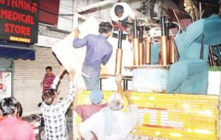 सेन्ट्रल मार्केट में मुनादी के बाद रात भर सामान समेटते रहे रहे व्यापारी, कड़ी सुरक्षा व्यवस्था के बीच बंद कराए गए दुकानों के शटर