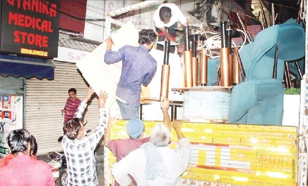 सेन्ट्रल मार्केट में मुनादी के बाद रात भर सामान समेटते रहे रहे व्यापारी, कड़ी सुरक्षा व्यवस्था के बीच बंद कराए गए दुकानों के शटर