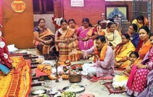 शरद पूर्णिमा पर बंगाली दुर्गाबाड़ी में हुआ कोजागरी लक्ष्मी पूजन