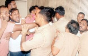 ठेला लगाने को लेकर भाजपा पार्षदों में लात-घूसे चले, कार्यकर्ताओं का थाने में किया हंगामा