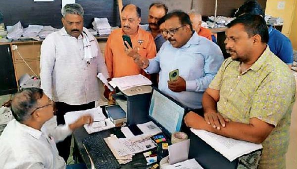 जन्म-मृत्यु प्रमाण पत्र के आवेदन महीनों से लंबित, पार्षदों का हंगामा; पैसे लेकर प्रमाण पत्र बनाने का आरोप