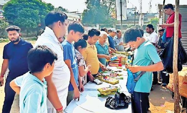 8 साल बाद खुले रूप में हो रही पटाखों की ब्रिकी, तीन दशक में कोरोना के बावजूद समृद्ध हुआ दिवाली मेला, नागरिकों का उत्साह है देखने लायक, एडीएम सिटी की प्रशंसा करते दिखाई दिये व्यापारी